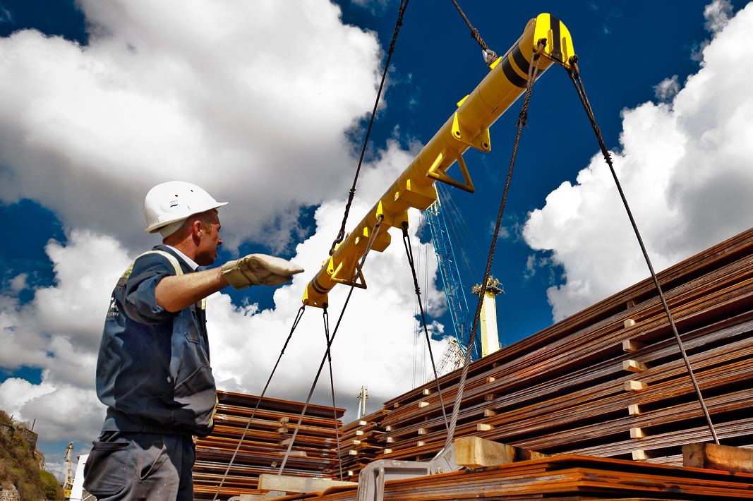 <span style="font-weight: bold;">330 сотрудников </span>